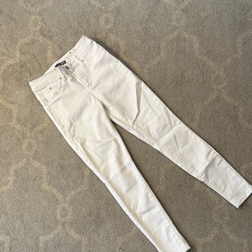 Women’s fashion nova white jeans